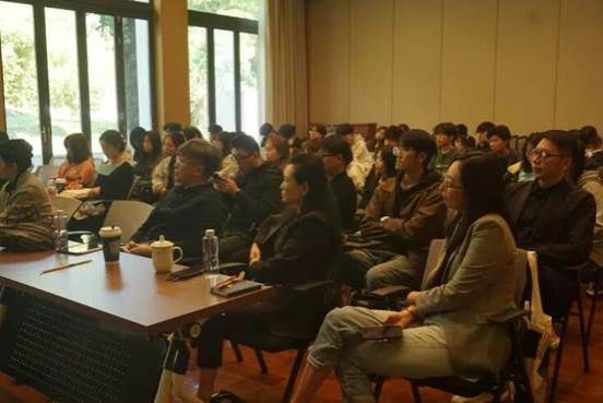 一群人坐在桌子前 AI 生成的内容可能不正确。