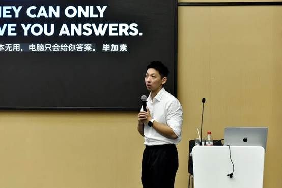 手里拿着人的照片上写着字 AI 生成的内容可能不正确。