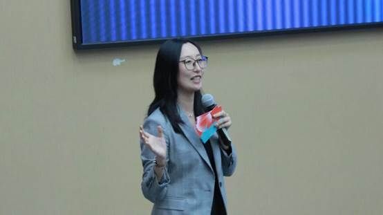 女人站在墙边 AI 生成的内容可能不正确。