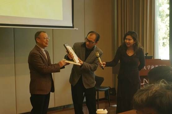 一群人在房间内玩体感游戏 AI 生成的内容可能不正确。