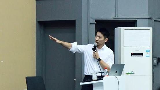 图片包含 人, 建筑, 橱柜, 男人 AI 生成的内容可能不正确。