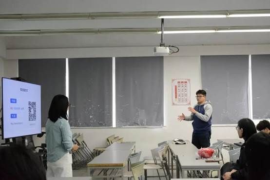 一群人在房间里 AI 生成的内容可能不正确。