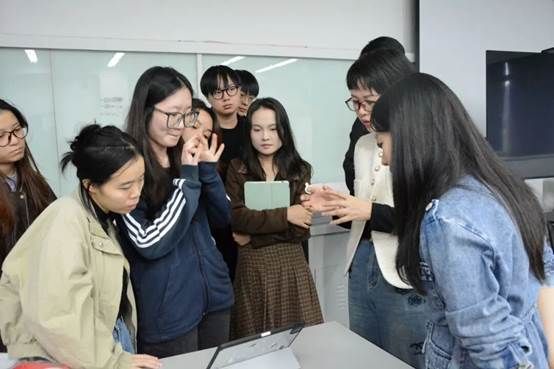 一群人正在聊天 AI 生成的内容可能不正确。