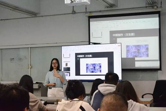 一群人坐在电脑前 AI 生成的内容可能不正确。