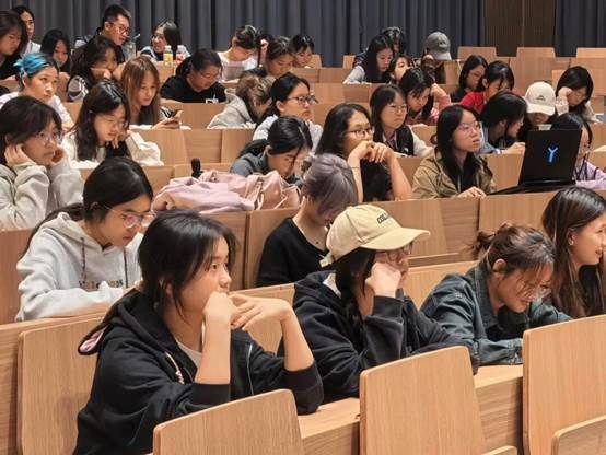 会议室里的人们 AI 生成的内容可能不正确。