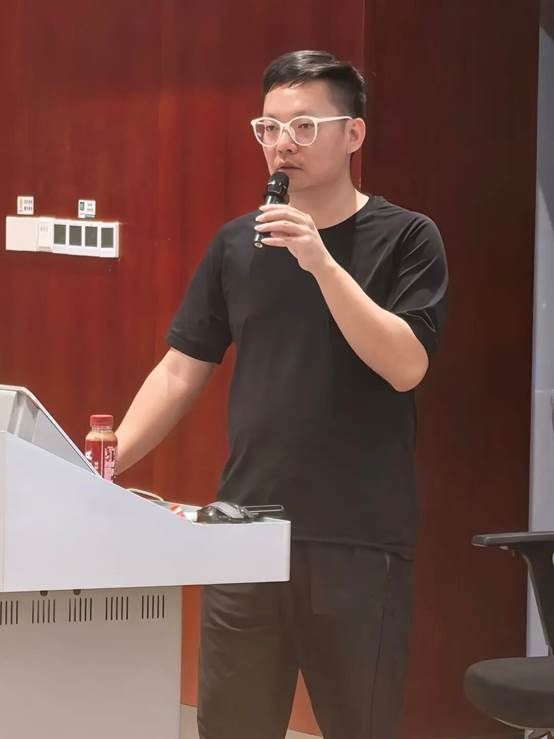 男人手上拿着纸 AI 生成的内容可能不正确。