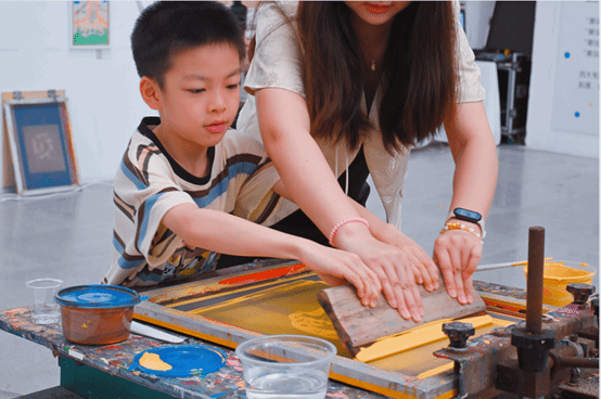 小孩们在桌子边 AI 生成的内容可能不正确。