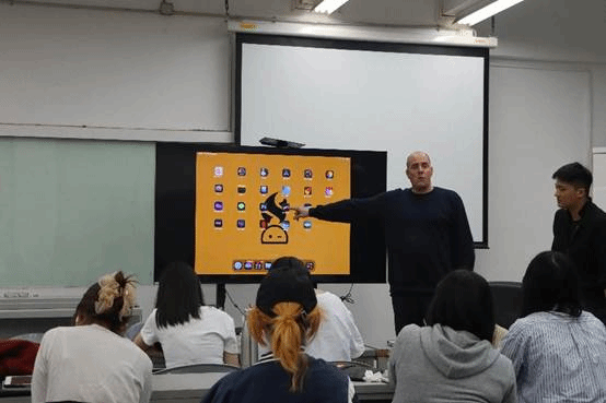 一群人在观看人在房间里 AI 生成的内容可能不正确。