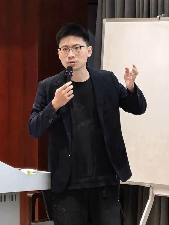 穿西装的人在镜子前 AI 生成的内容可能不正确。