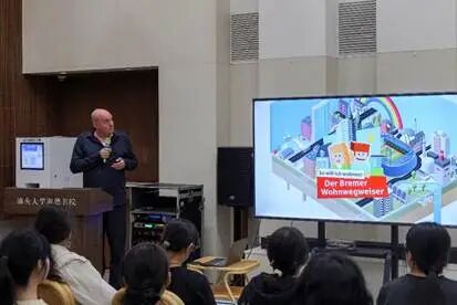 一群人在台上演讲 AI 生成的内容可能不正确。