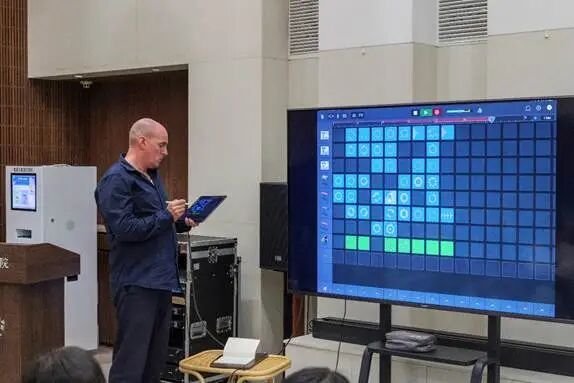 男人站在墙边 AI 生成的内容可能不正确。