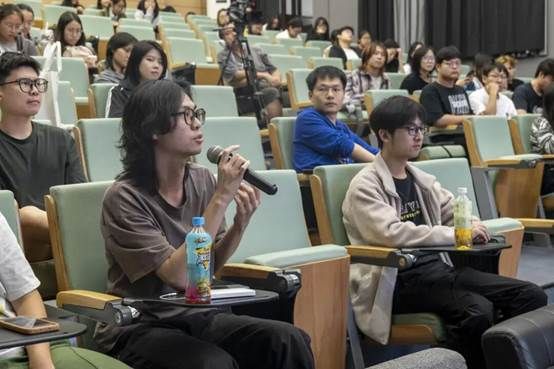 一群人在餐厅用餐 AI 生成的内容可能不正确。