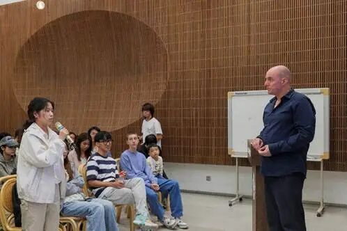 图片包含 人, 男人, 站, 人们 AI 生成的内容可能不正确。