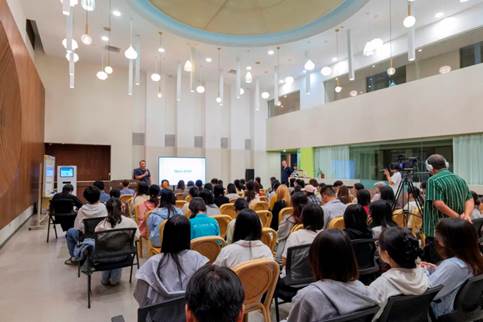 大厅里的人们 AI 生成的内容可能不正确。