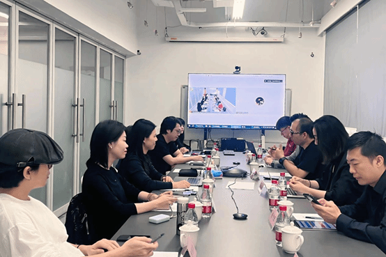 一群人在餐厅聊天 AI 生成的内容可能不正确。