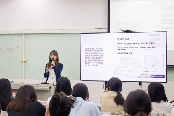 一群人在开会 AI 生成的内容可能不正确。