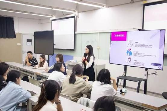 会议室里的人们 AI 生成的内容可能不正确。