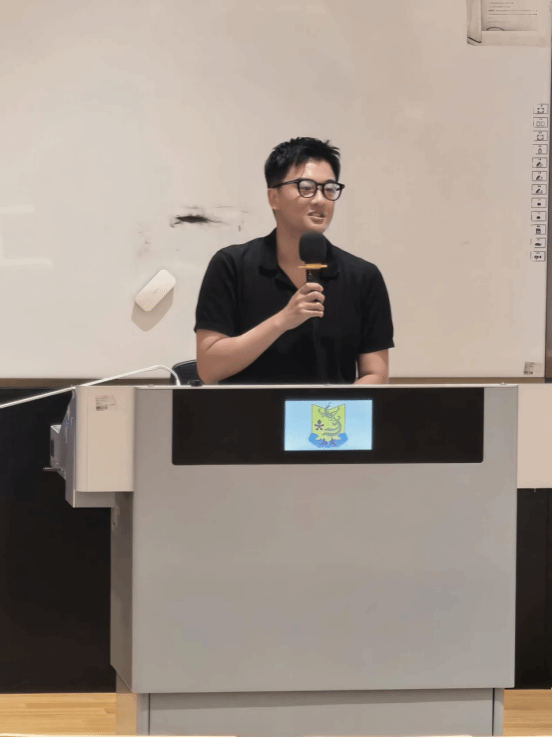 男人站在电视前 AI 生成的内容可能不正确。