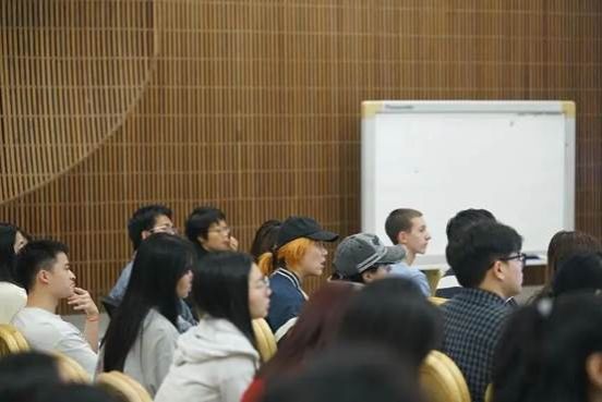 一群人正在听演讲 AI 生成的内容可能不正确。