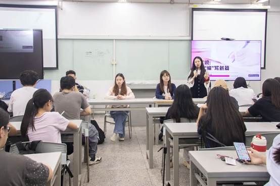 会议室里的人们 AI 生成的内容可能不正确。