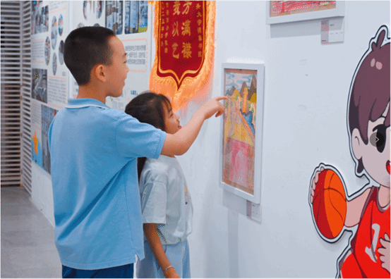 图片包含 人, 室内, 男人, 年轻 AI 生成的内容可能不正确。