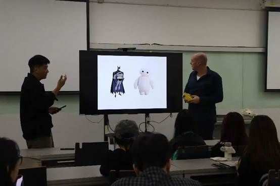 一群人在房间里的电视 AI 生成的内容可能不正确。