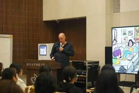 人们在看台上的人在房间里 AI 生成的内容可能不正确。