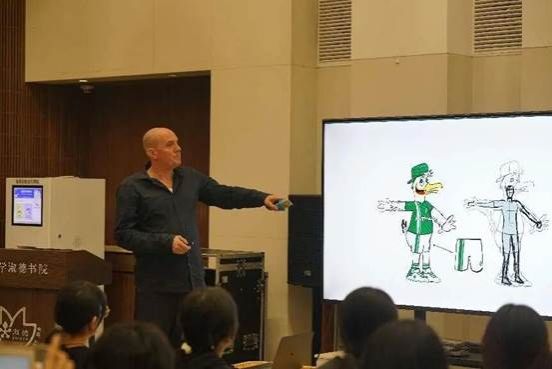 一群人站在台上演讲 AI 生成的内容可能不正确。